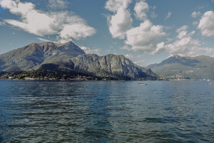 Bjerge i baggrunden ved lake como