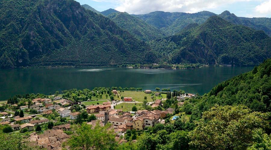 Udsigt over Idrosøen i Italien